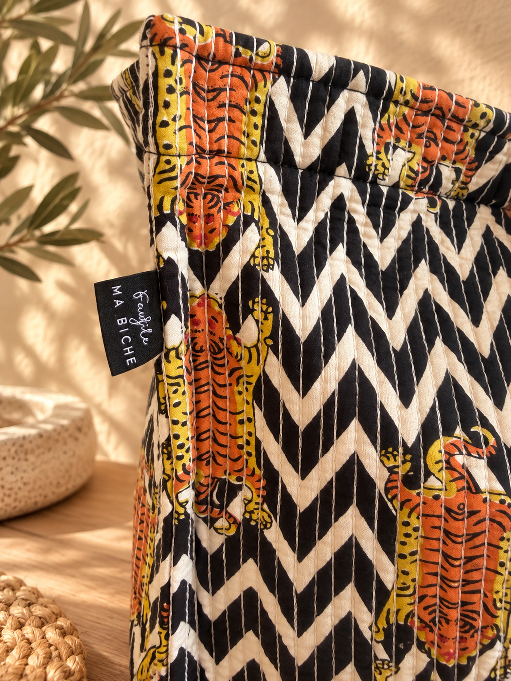 cabas tigre details etiquette